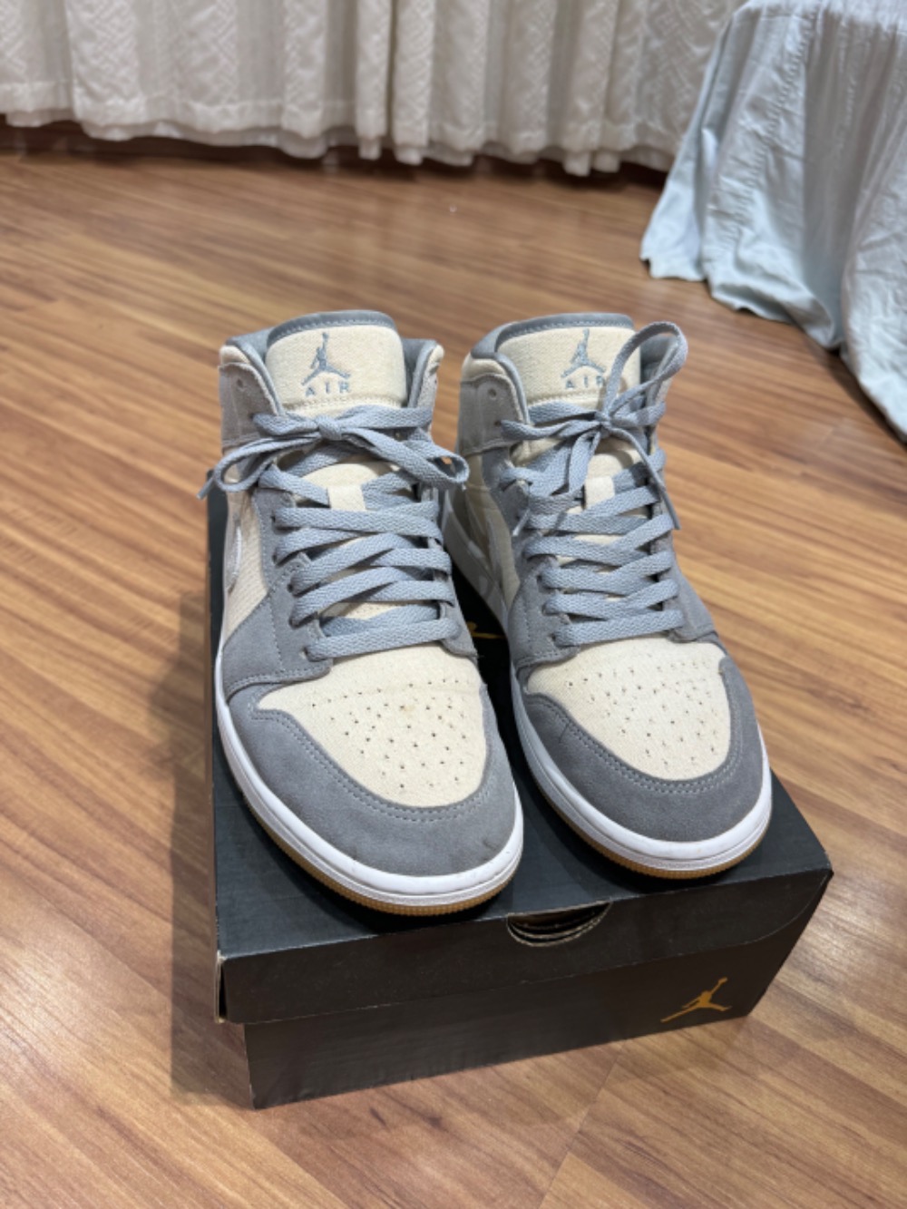 Air Jordan 1 Mid Coconut Milk Particle Grey — 41, Usado