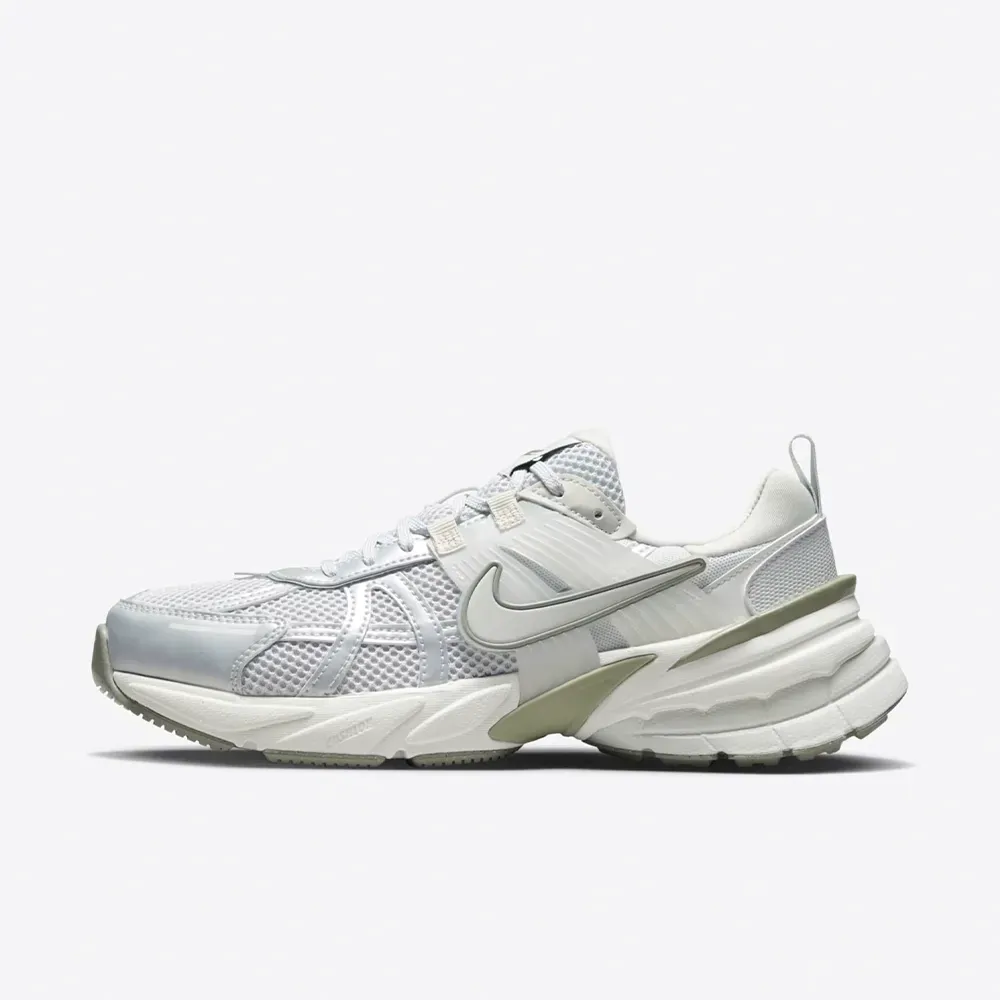 Nike V2K Run Photon Dust Light Silver foto 1
