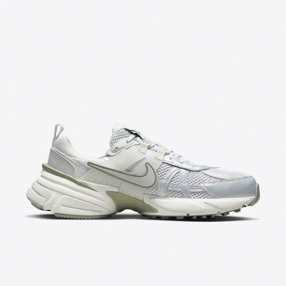 Nike V2K Run Photon Dust Light Silver foto 3