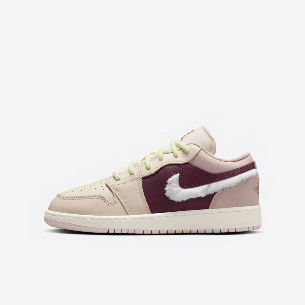 Jordan 1 Low SE Fur Swoosh Pink Oxford foto 1