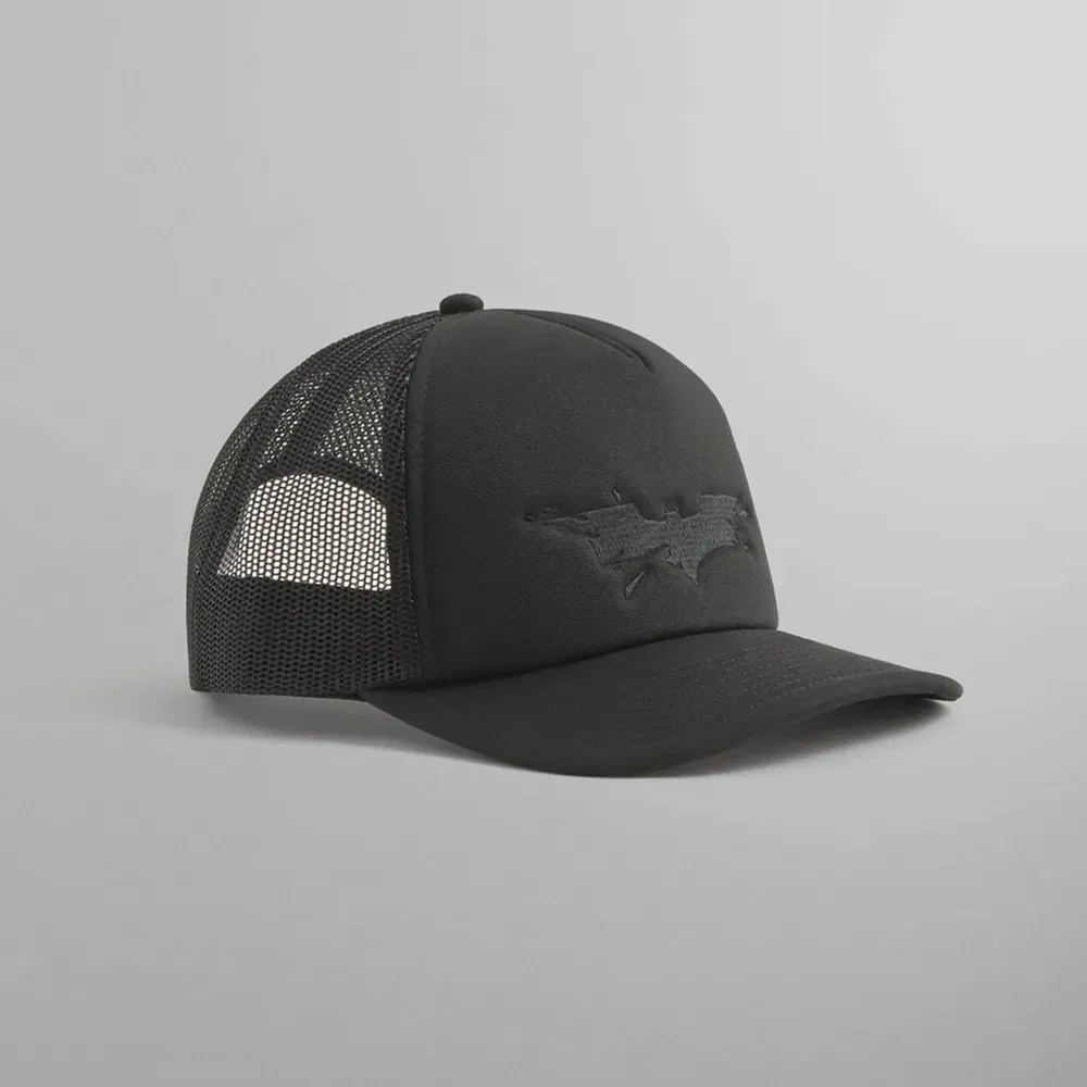 Batman x Kith Boné 08 Nolan Trucker Hat Black foto 2