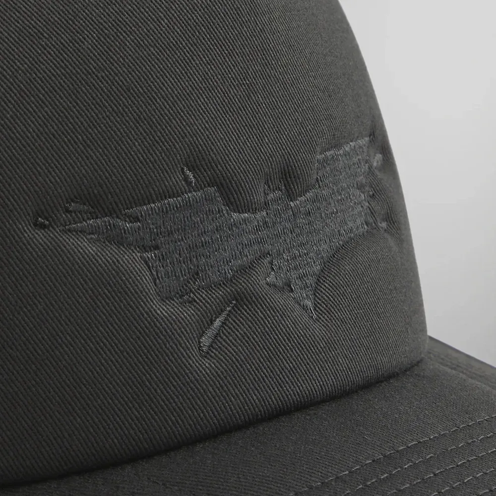 Batman x Kith Boné 08 Nolan Trucker Hat Black foto 3