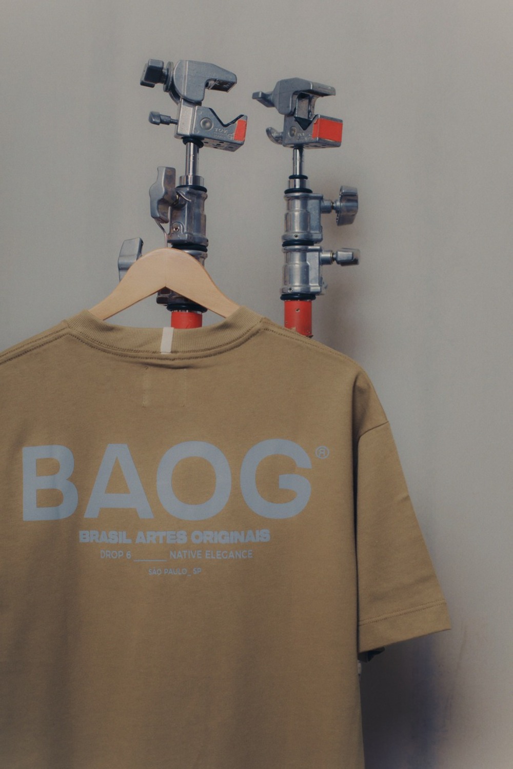 Camiseta Brasil Artes Originais Logo Macadâmia Bege
