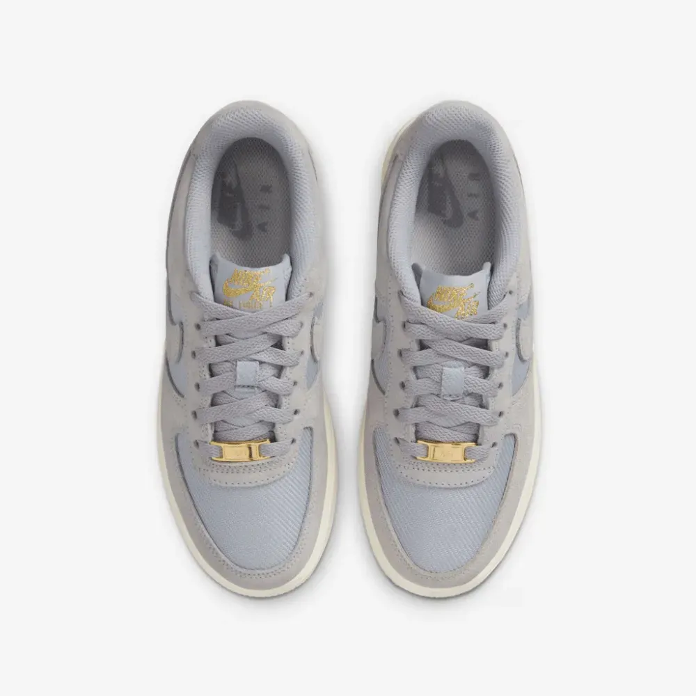 Nike Air Force 1 Low GS Light Smoke Grey Metallic Gold foto 2
