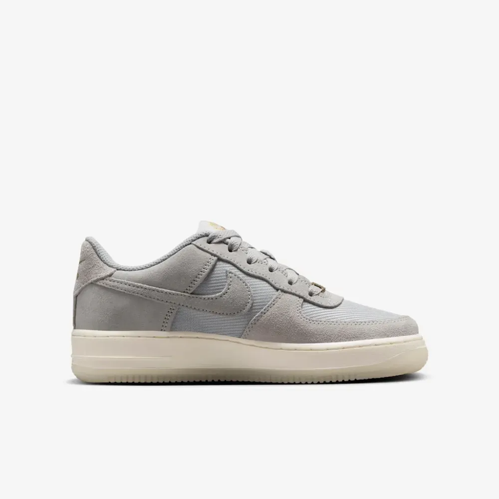 Nike Air Force 1 Low GS Light Smoke Grey Metallic Gold foto 3