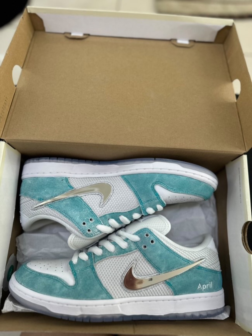 April Skateboards x Nike SB Dunk Low Turbo Green — 42.5, Novo