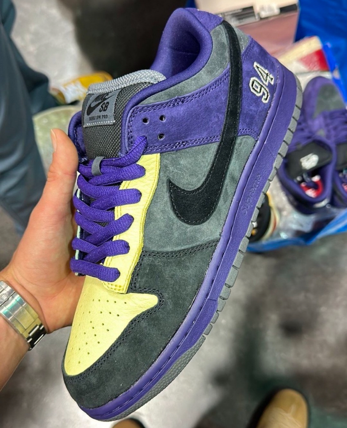 Supreme x Nike SB Dunk Low: Novas Imagens Revelam o Processo de Criação