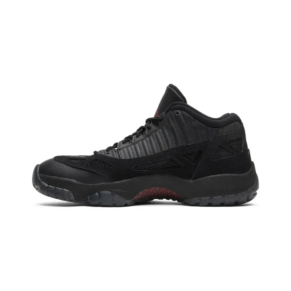 Air Jordan 11 Low Black Cat - Droper