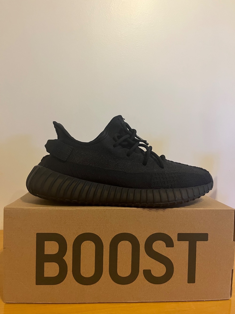 Yeezy 350 V2 Onyx (2023) — 43, Usado
