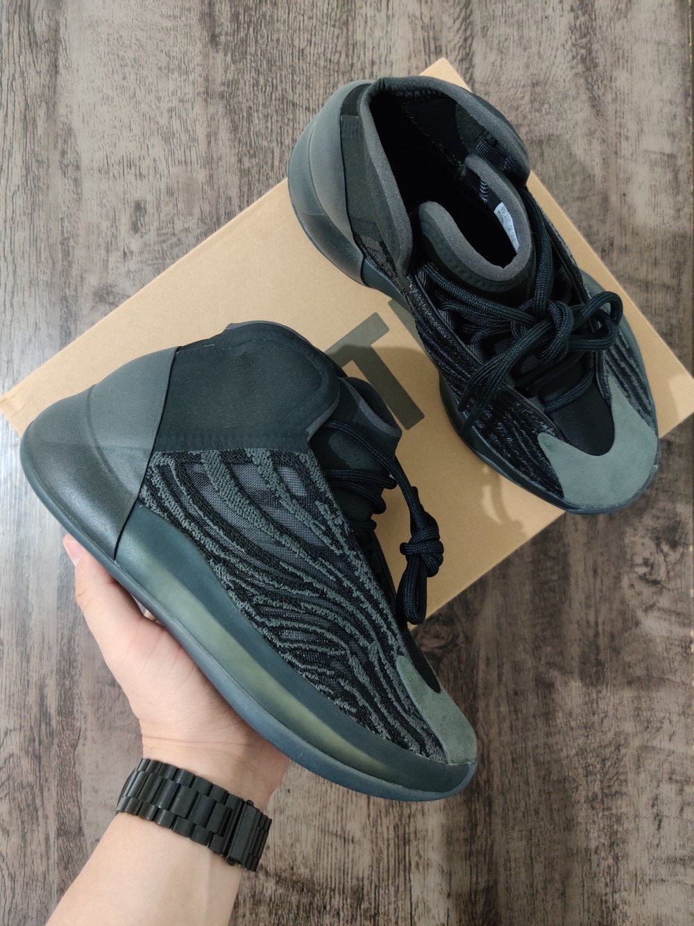 Yeezy QNTM Onyx