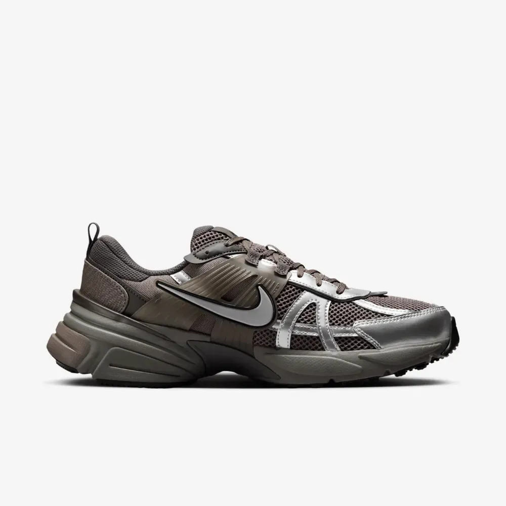 Nike V2K Run Cave Stone Metallic Silver foto 3