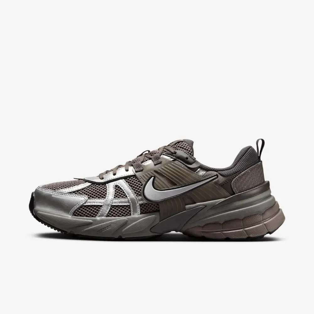 Nike V2K Run Cave Stone Metallic Silver foto 1