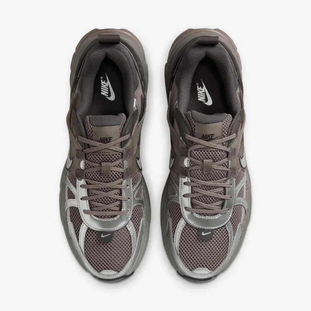 Nike V2K Run Cave Stone Metallic Silver foto 2