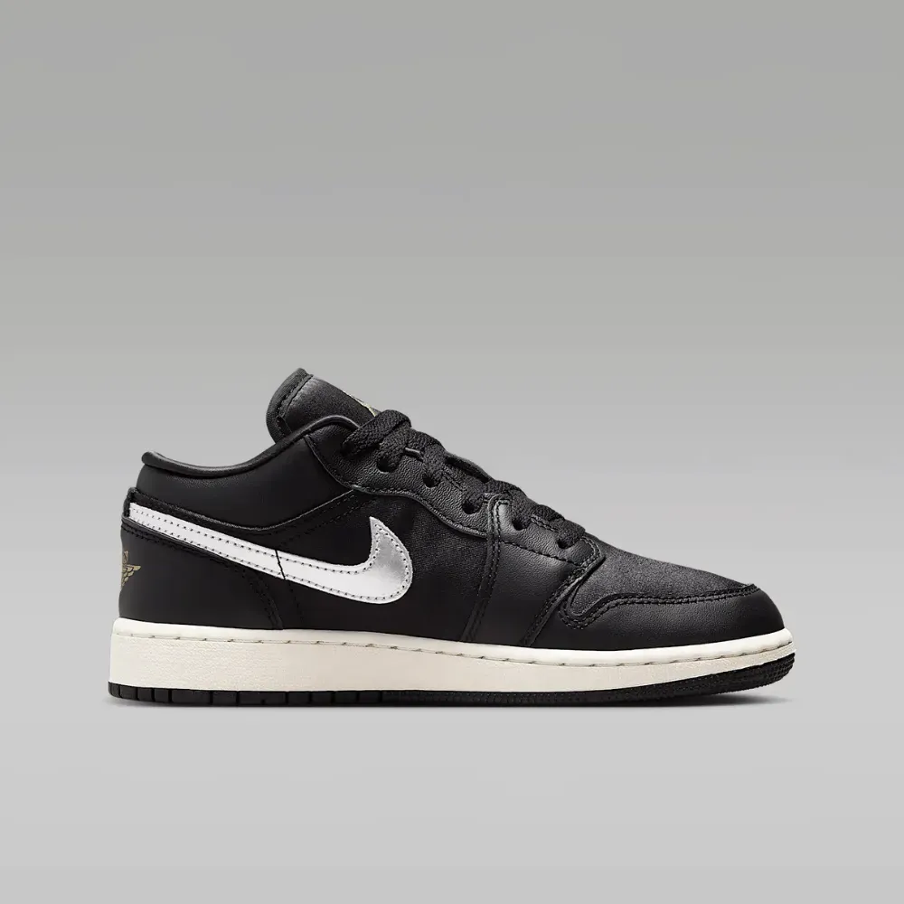 Imagem Air Jordan 1 Low SE GS Black Sail Metallic Gold Silver