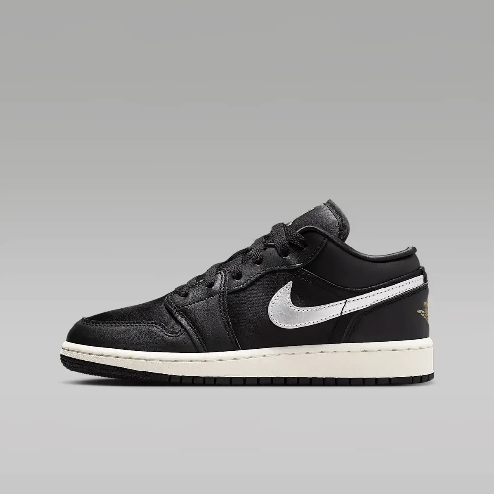 Imagem Air Jordan 1 Low SE GS Black Sail Metallic Gold Silver
