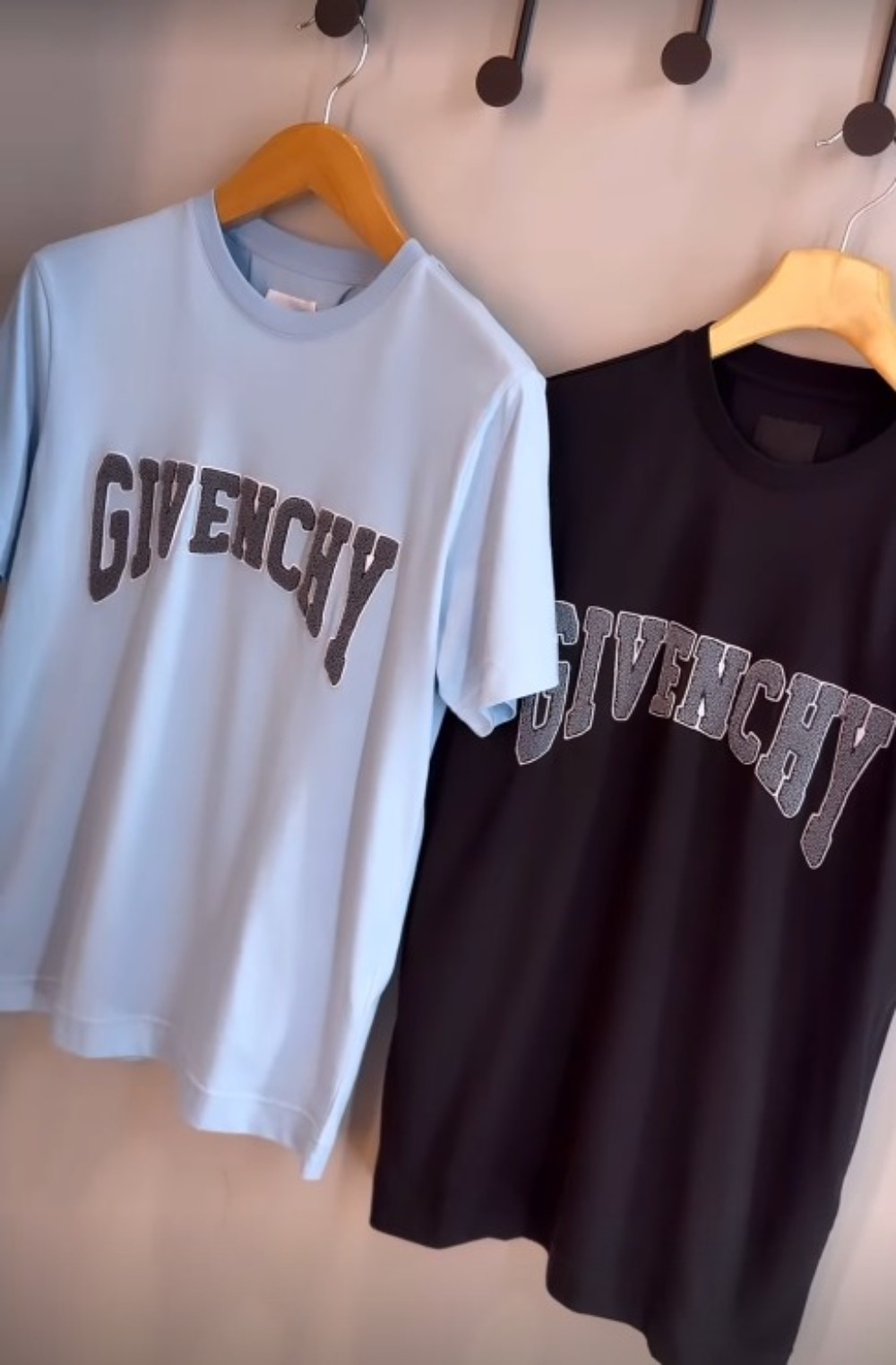 Camiseta Givenchy com patch aveludado de logo