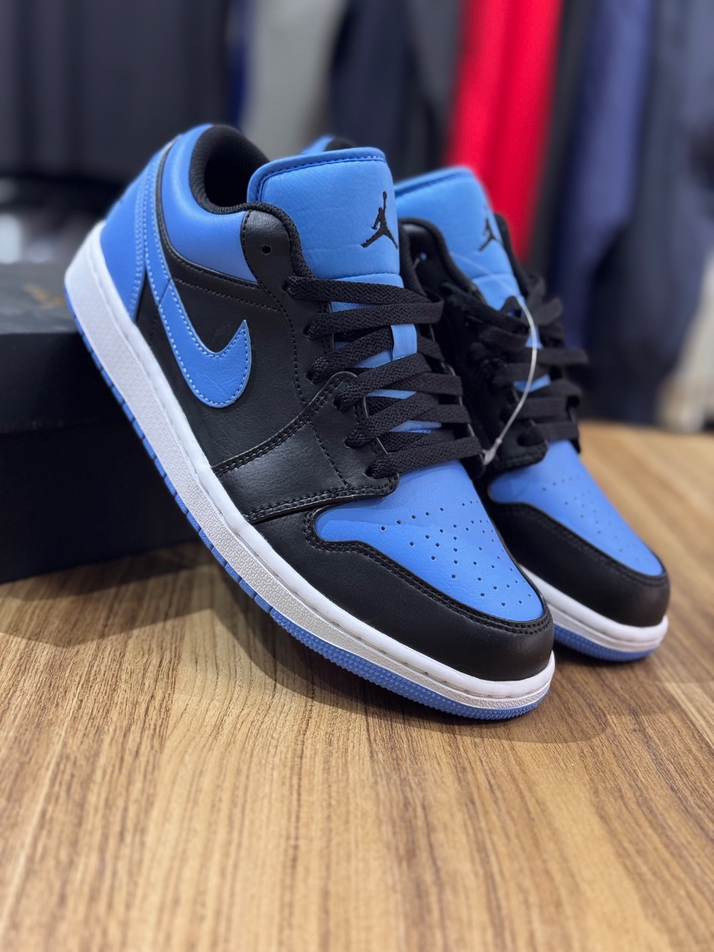 Air Jordan 1 Low Black University Blue — 42, Novo