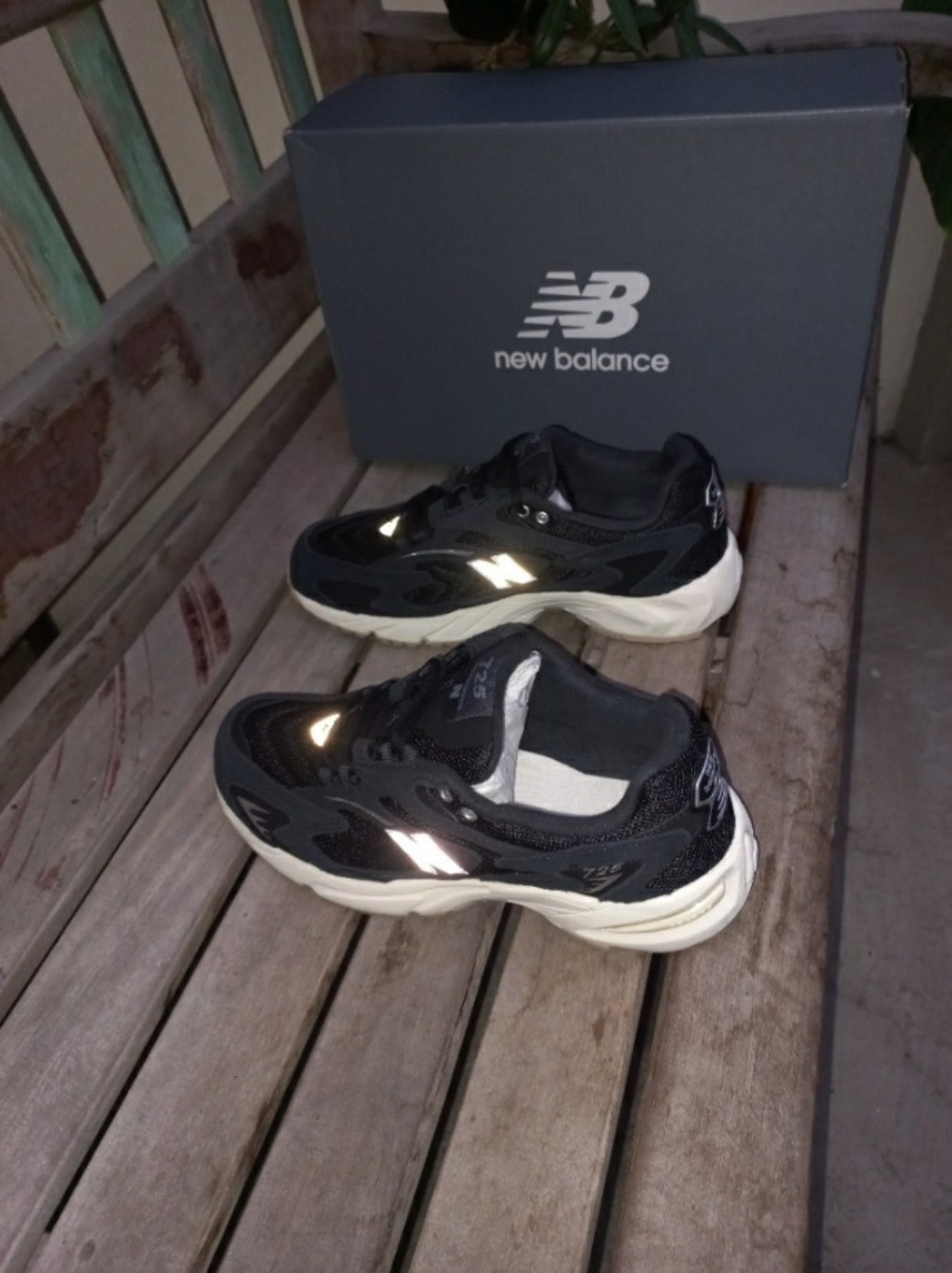 New Balance 725 Black Angora