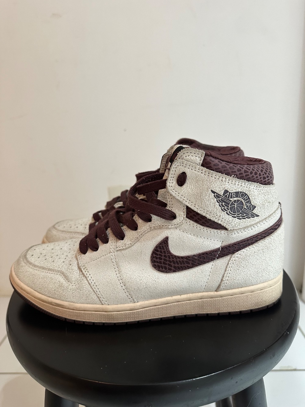 A Ma Maniere x Air Jordan 1 Sail and Burgundy — 42, Usado