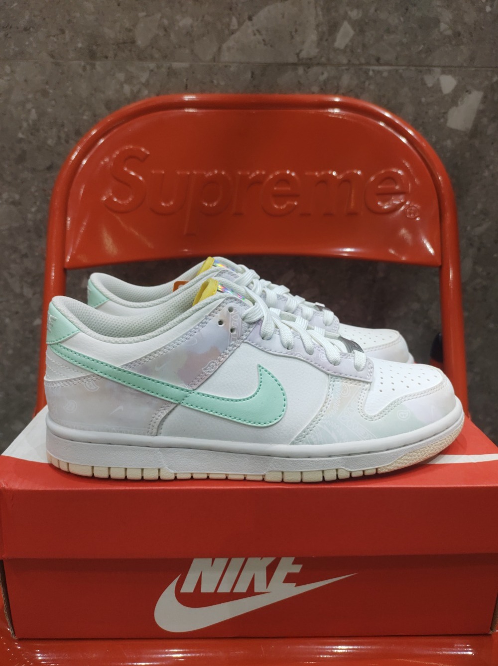 Nike Dunk Low GS Paisley Print — 35 / 36, Novo