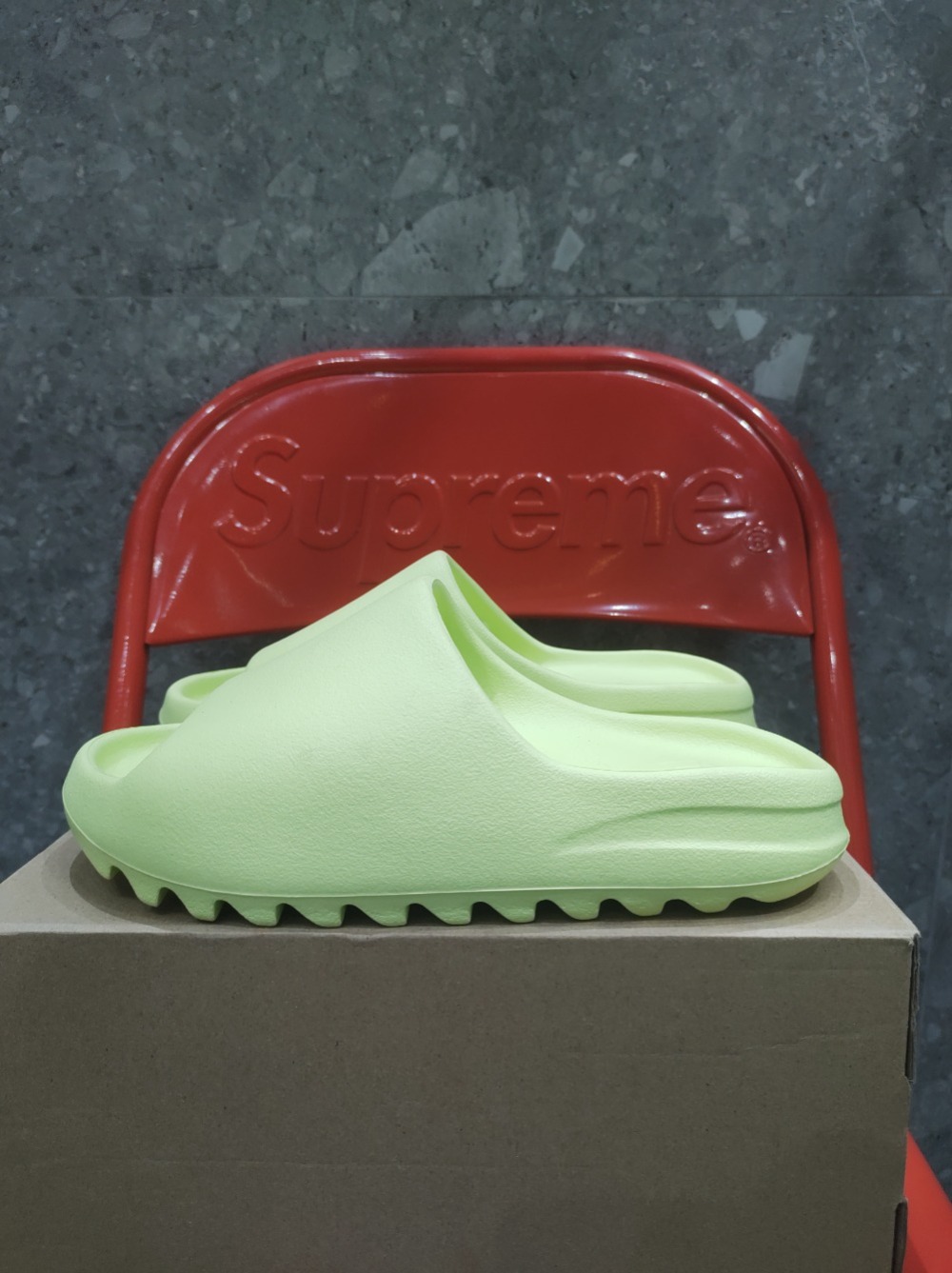 Yeezy Slide Glow Green (2022) — 41, Novo