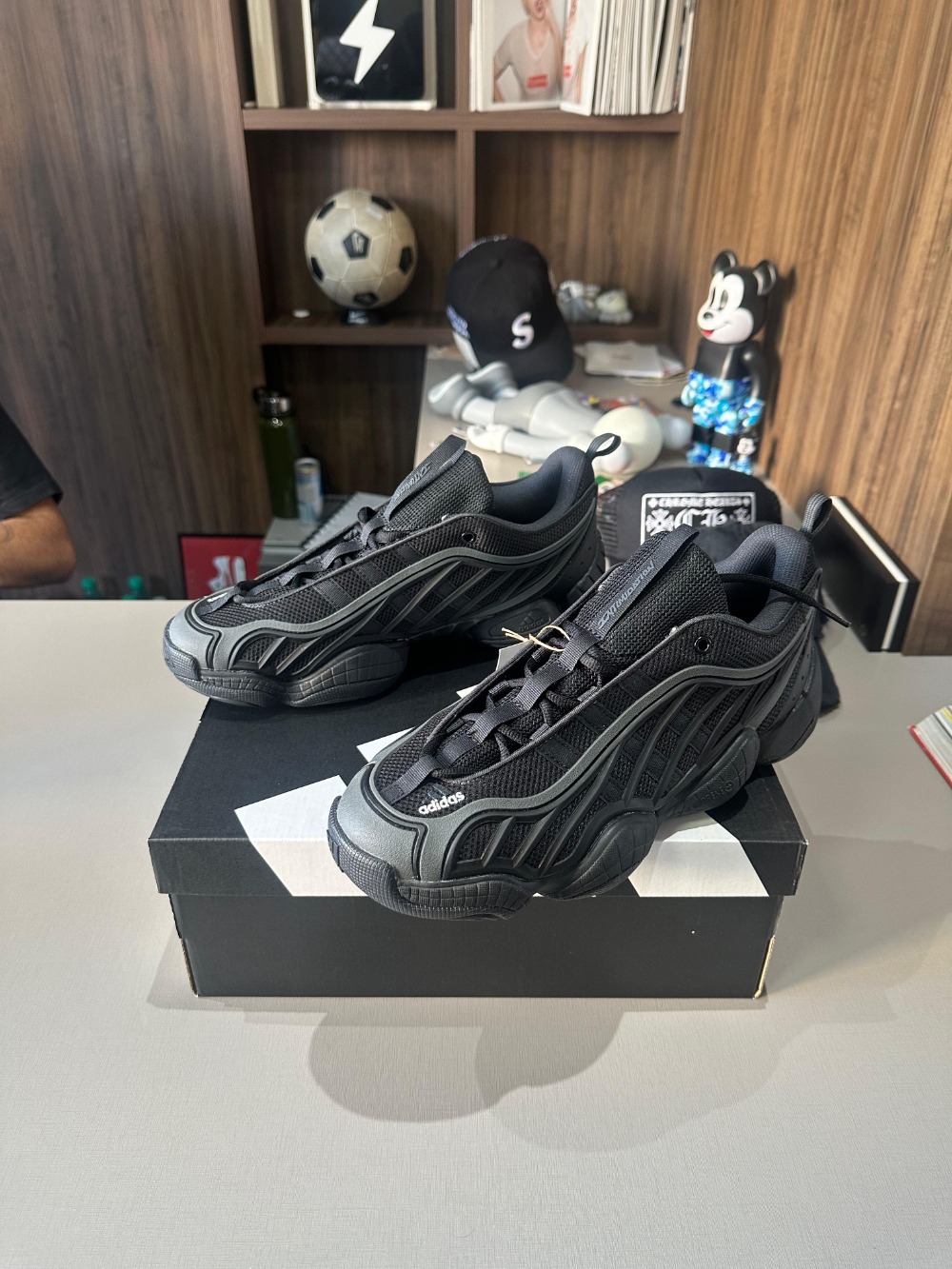 adidas Intimidation Low Core Black Pure Sulfur Carbon — 42, Novo