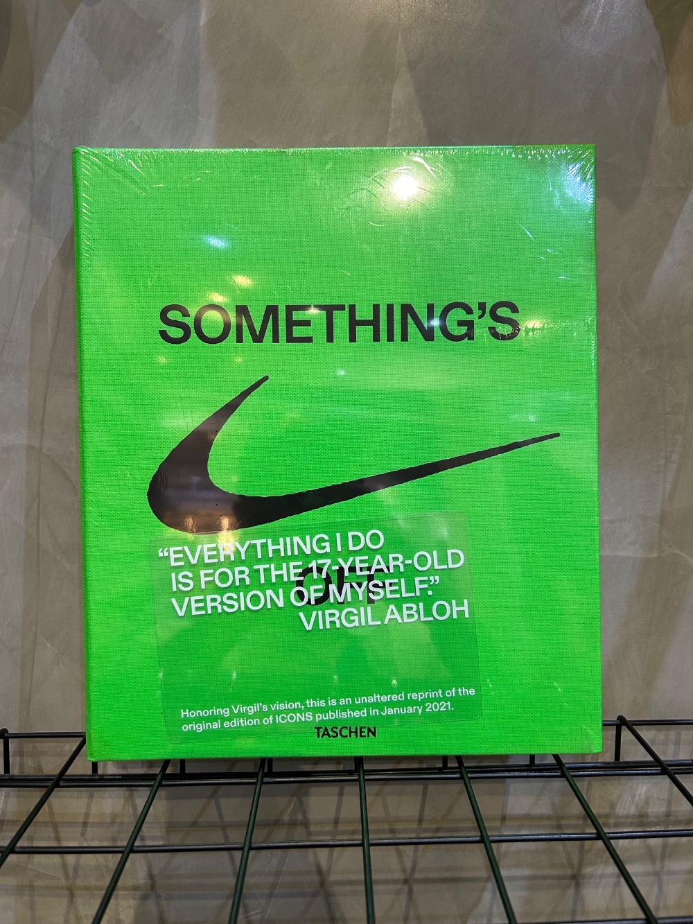 Virgil Abloh x Nike Livro ICONS The Ten Something's Off