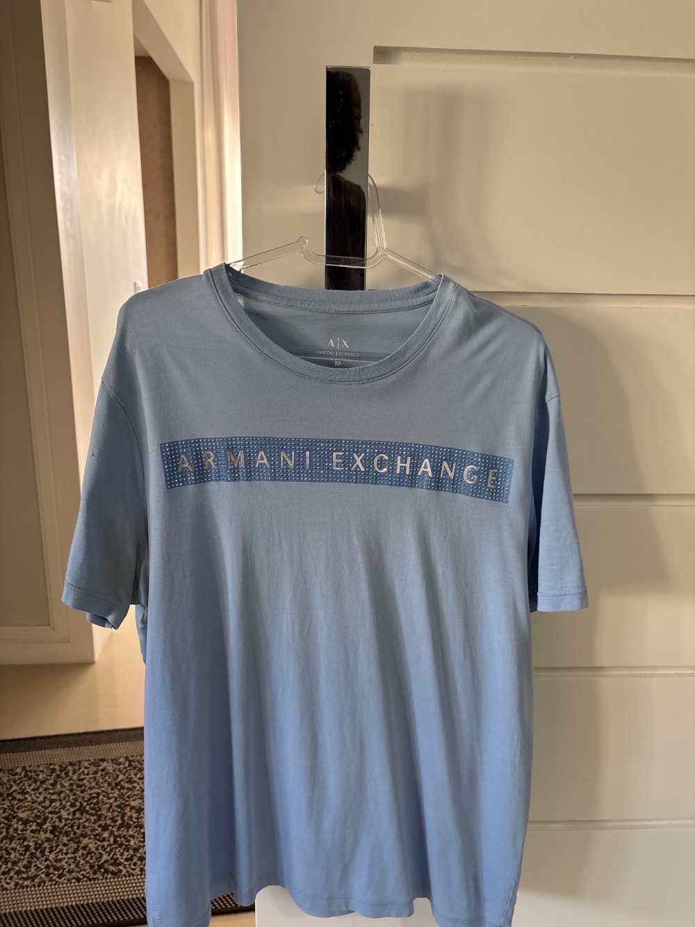 Camiseta Armani Exchange azul bebê Logo Strass