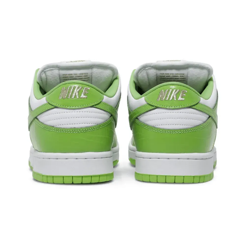 Supreme x Nike SB Dunk Low Stars Mean Green (2021) - Droper