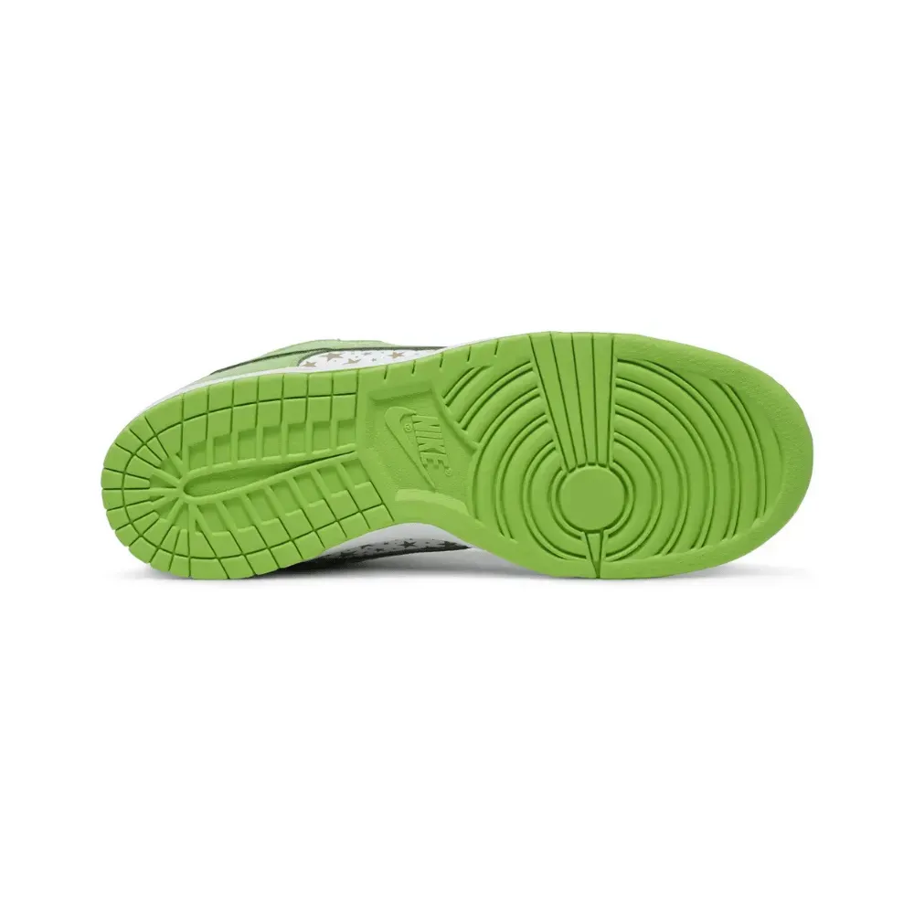 Supreme x Nike SB Dunk Low Stars Mean Green (2021) - Droper