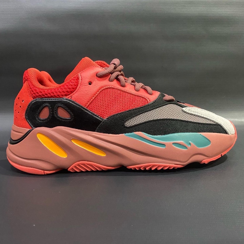 Yeezy 700 V1 Hi-Res Red — 40, Novo