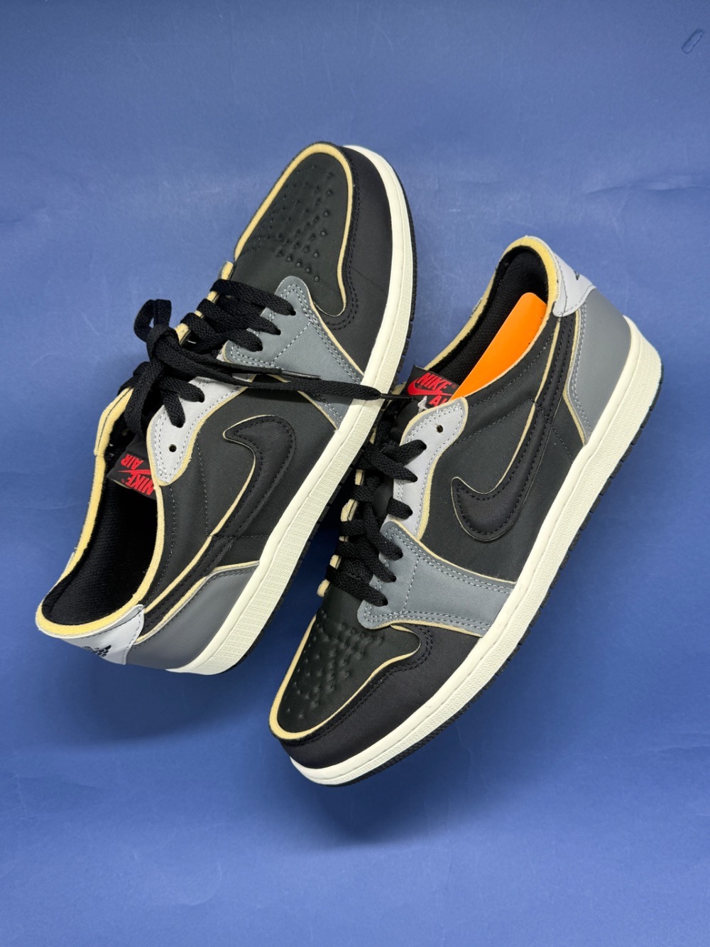 Air Jordan 1 Low OG EX Black and Smoke Grey — 43, Novo