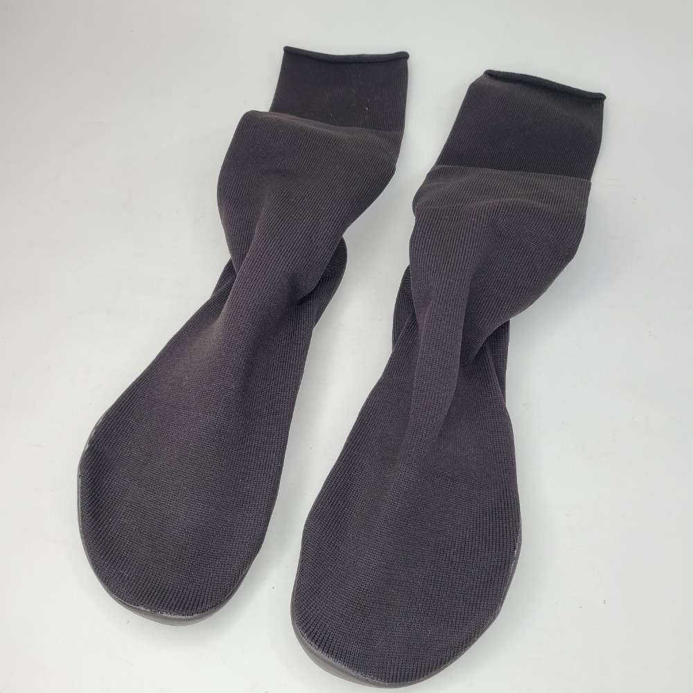 Yeezy Pods Black