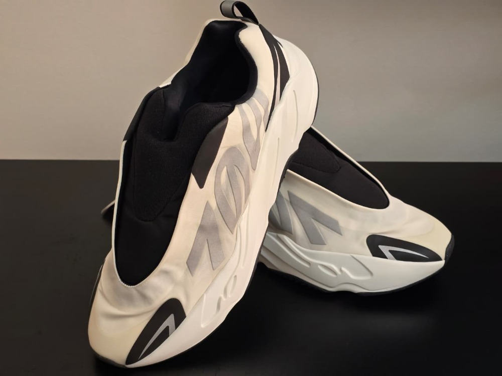 Yeezy Boost 700 MNVN Laceless Analog
