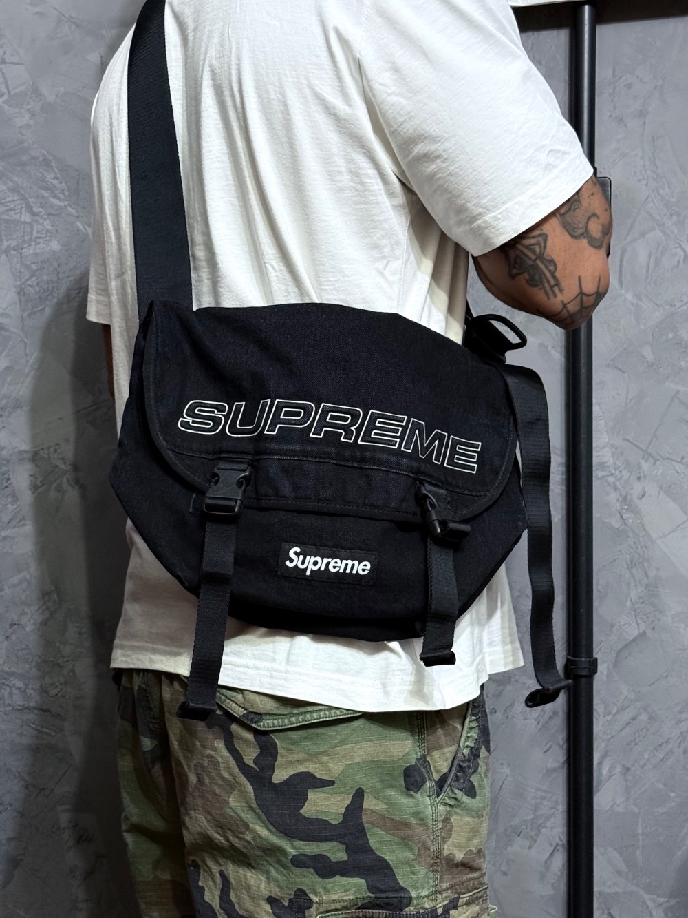 Bolsa Supreme Denim Messenger Black FW25-W1 — Único, Novo