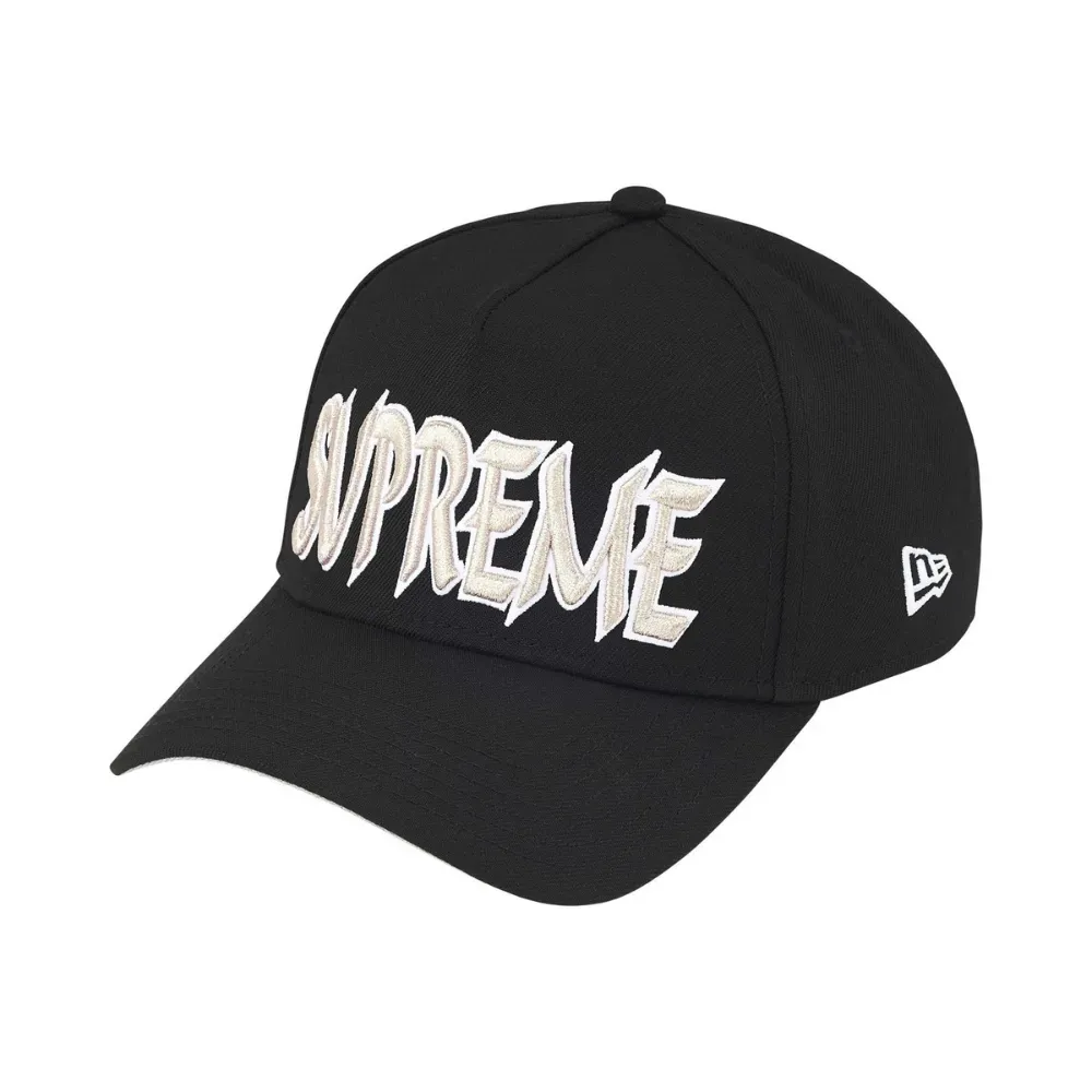 New Era x Supreme Boné Sharp Spellout Adjustable Black FW25-W3