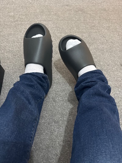 Yeezy Slide Dark Onyx - Droper