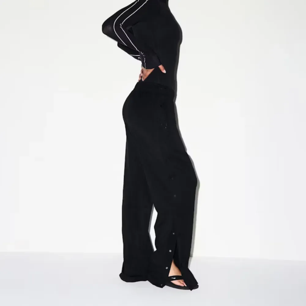 SKIMS x Nike Calça Side Snaps Obsidian - Droper