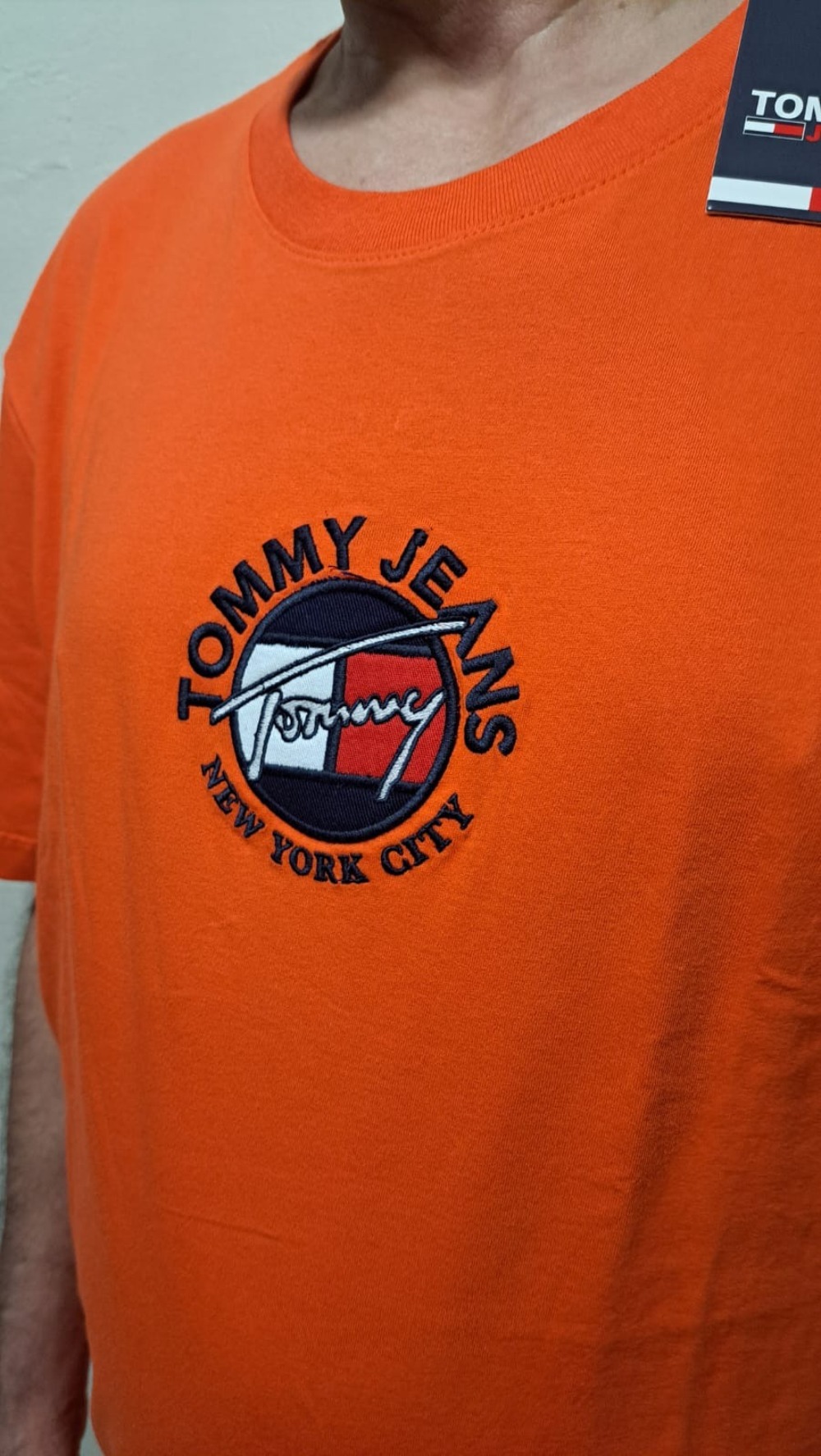 Camiseta Tommy Jeans New York City Logo Bordado Vermelho Alaranjado
