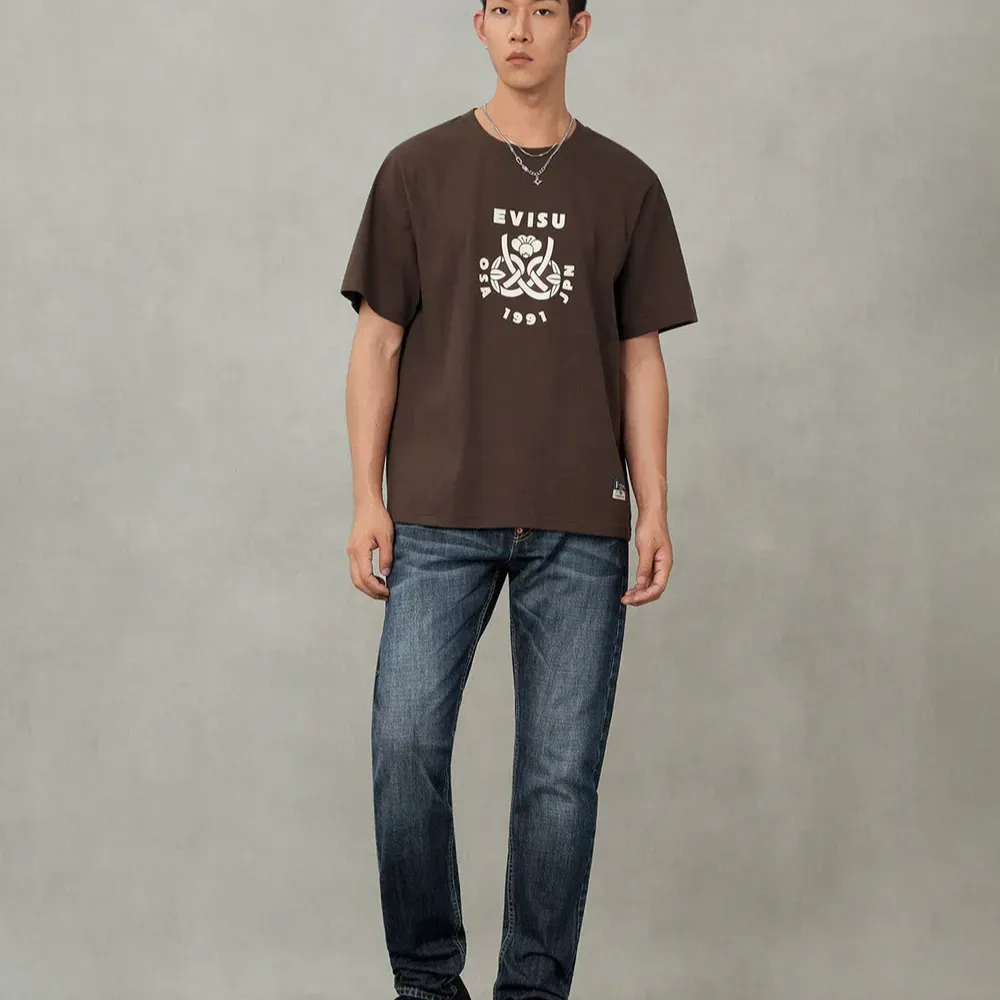 Camiseta Evisu Wheel of Wisdom and Daruma Daicock Regular Brown