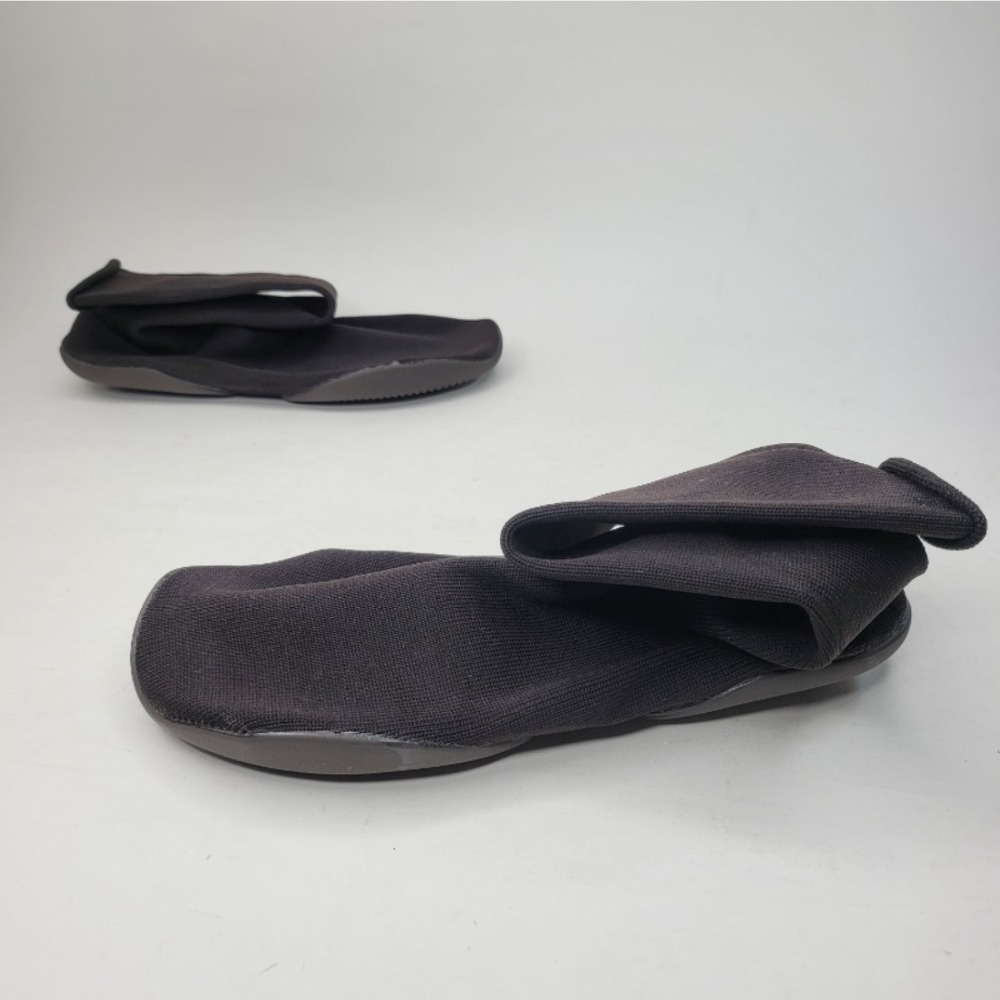 Yeezy Pods Black