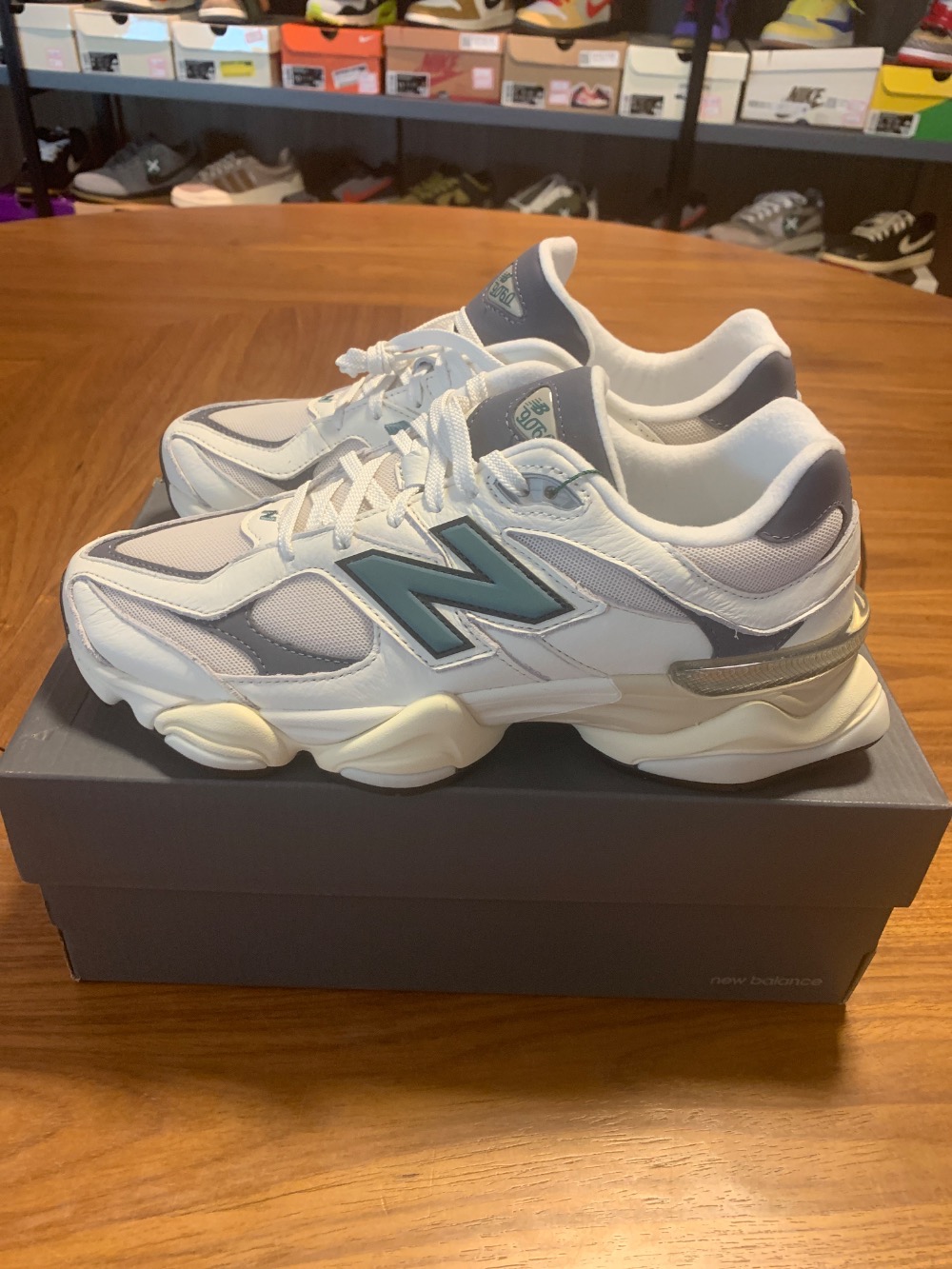 New Balance 9060 Sea Salt New Spruce Dark Arctic Grey — 42, Novo