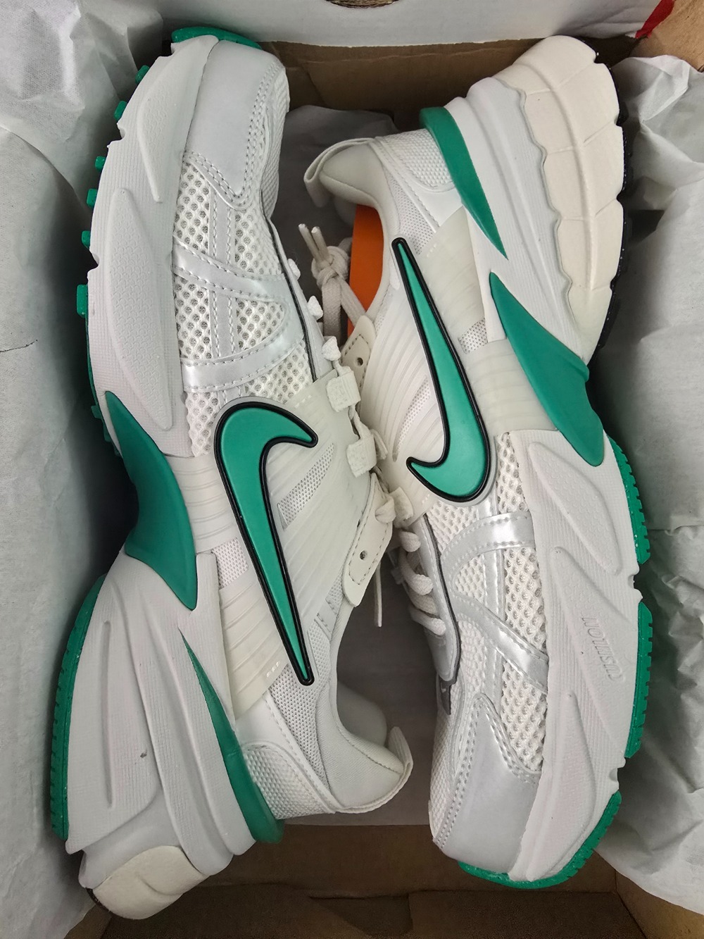 Nike V2K Run Sail Stadium Green