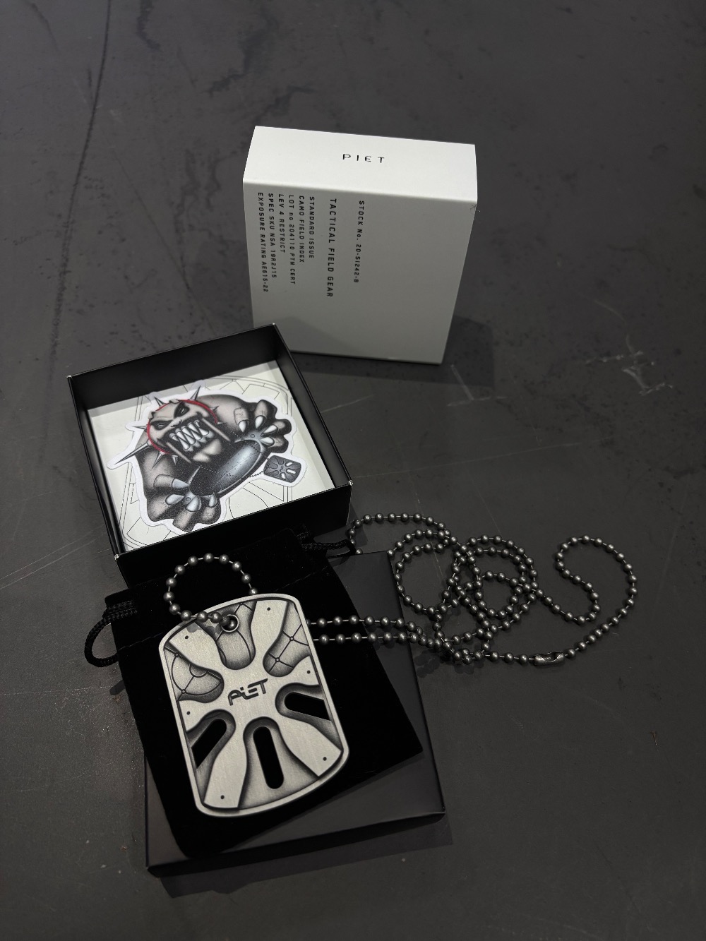 Piet x Oakley Dog Tag Antique Silver — Médio, Novo