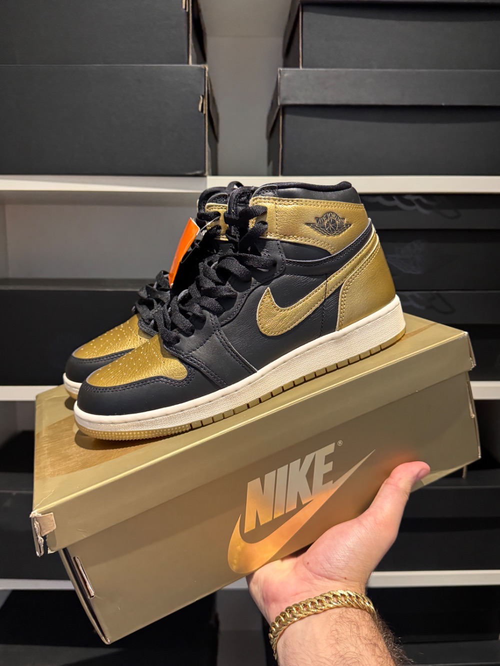 Air Jordan 1 High OG Metallic Gold — 37.5, Novo