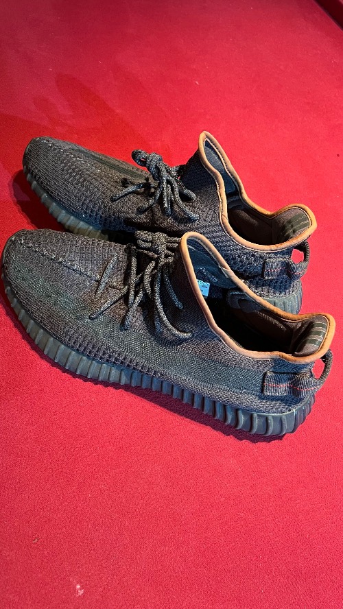 Yeezy Boost 350 Pirate Black (2023) — 45, Usado