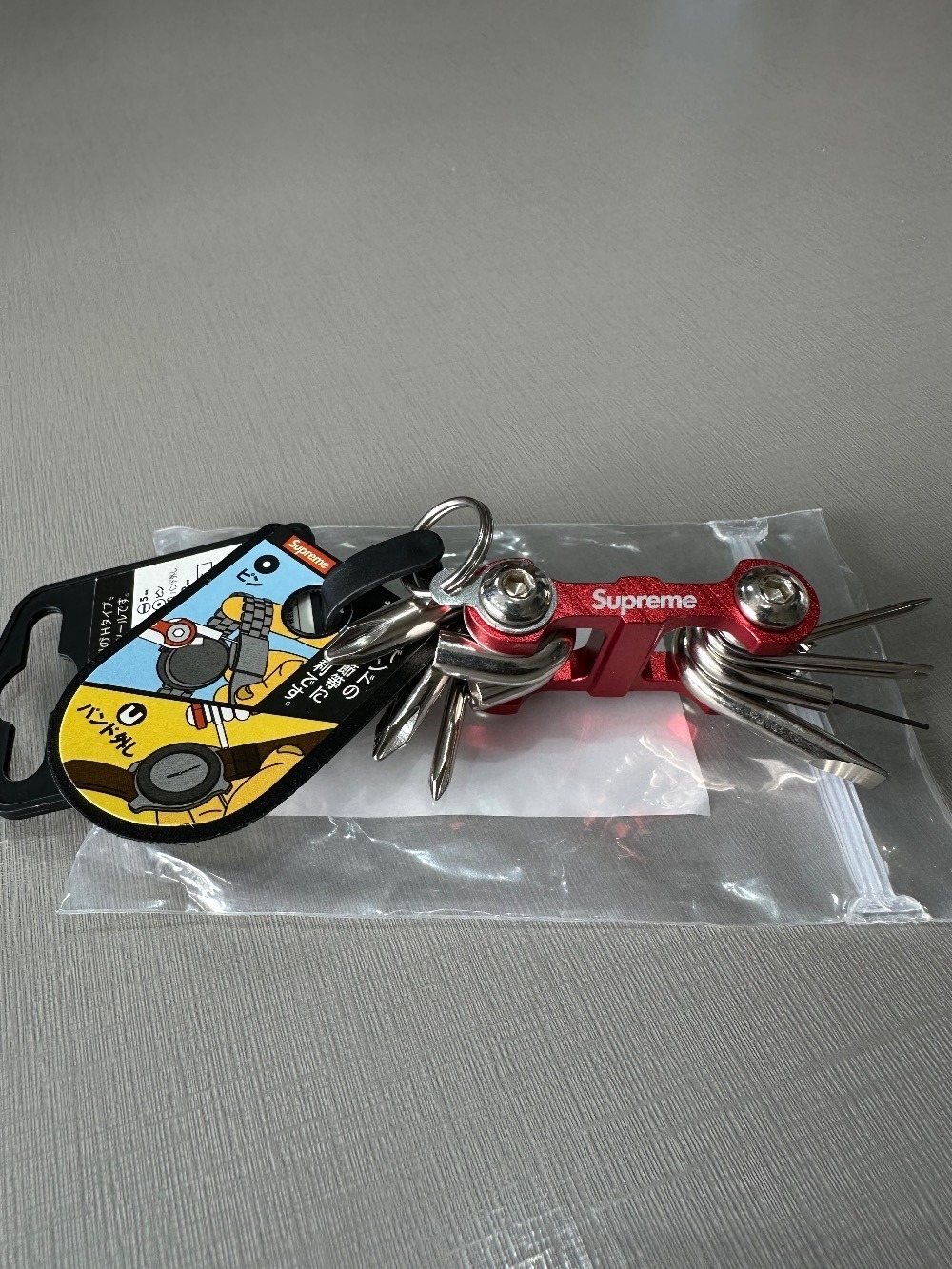 Chaveiro Supreme Chibi Rib Screwdriver Red FW25-W13 — Único, Novo