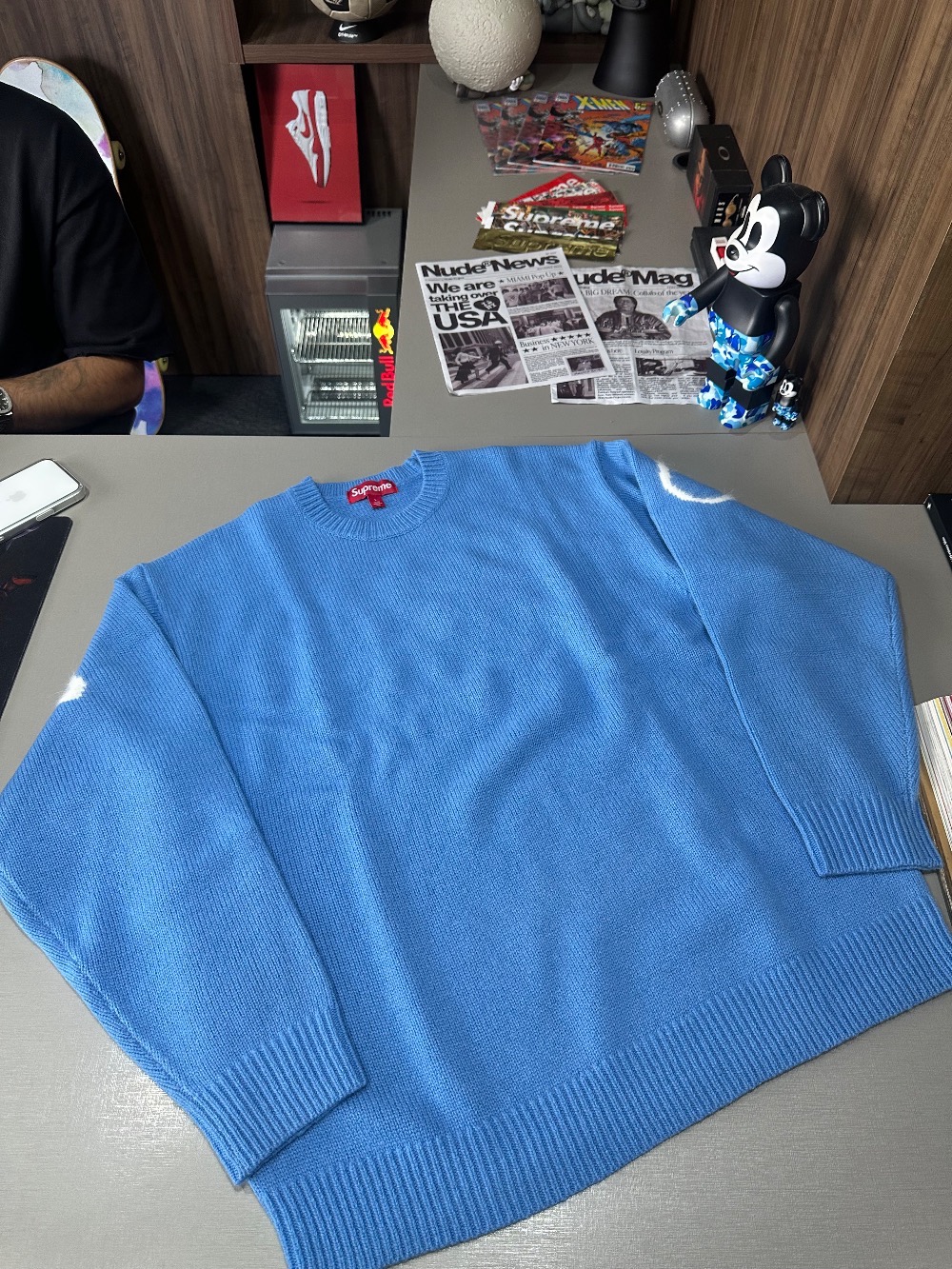 Sweater Supreme Angora Script Light Blue FW25-W17 — G, Novo