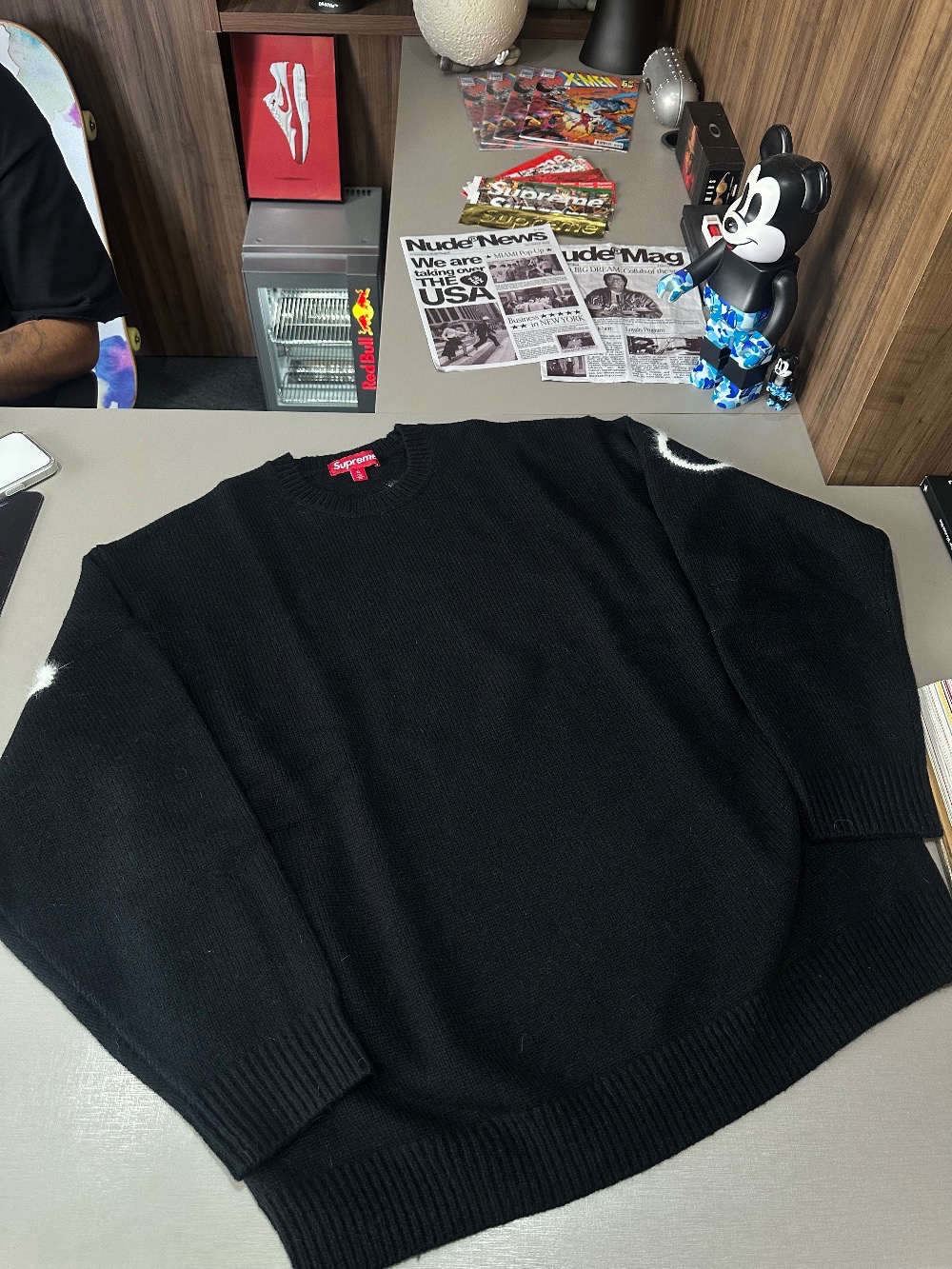 Sweater Supreme Angora Script Black FW25-W17 — G, Novo