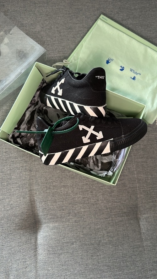 Off-White Vulcanized Low Black